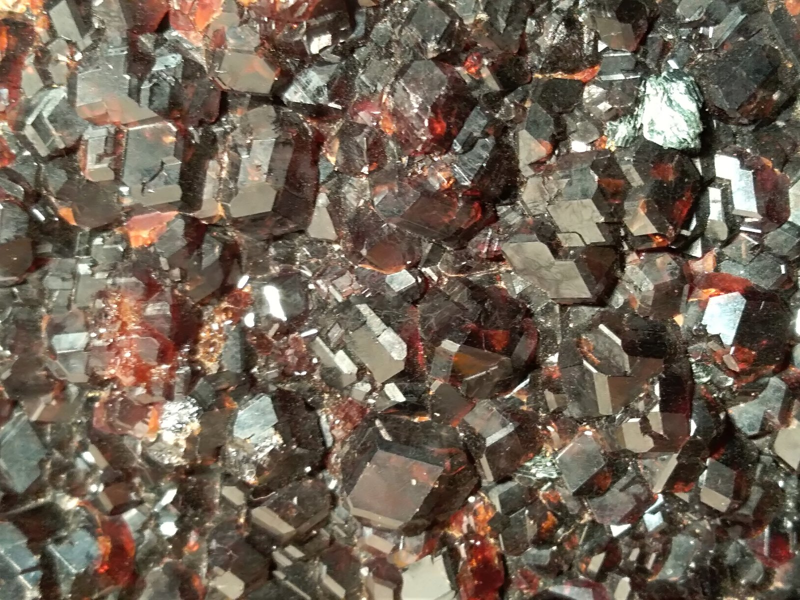 Grossular (variety hessonite), Clinochlore
350 x 220 mm
(Autor: Sante Celiberti)