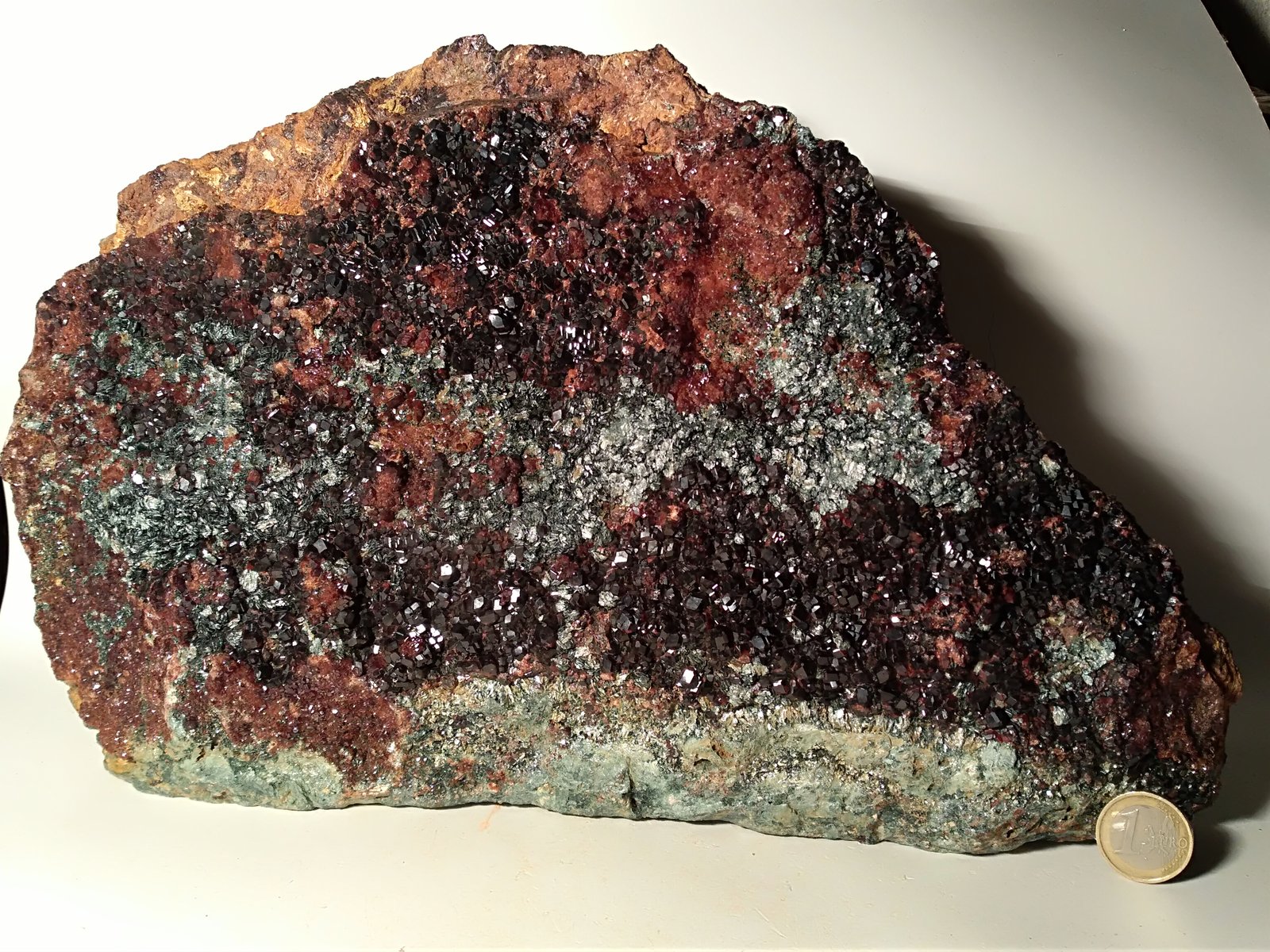 Grossular (variety hessonite), Clinochlore
350 x 220 mm
(Autor: Sante Celiberti)