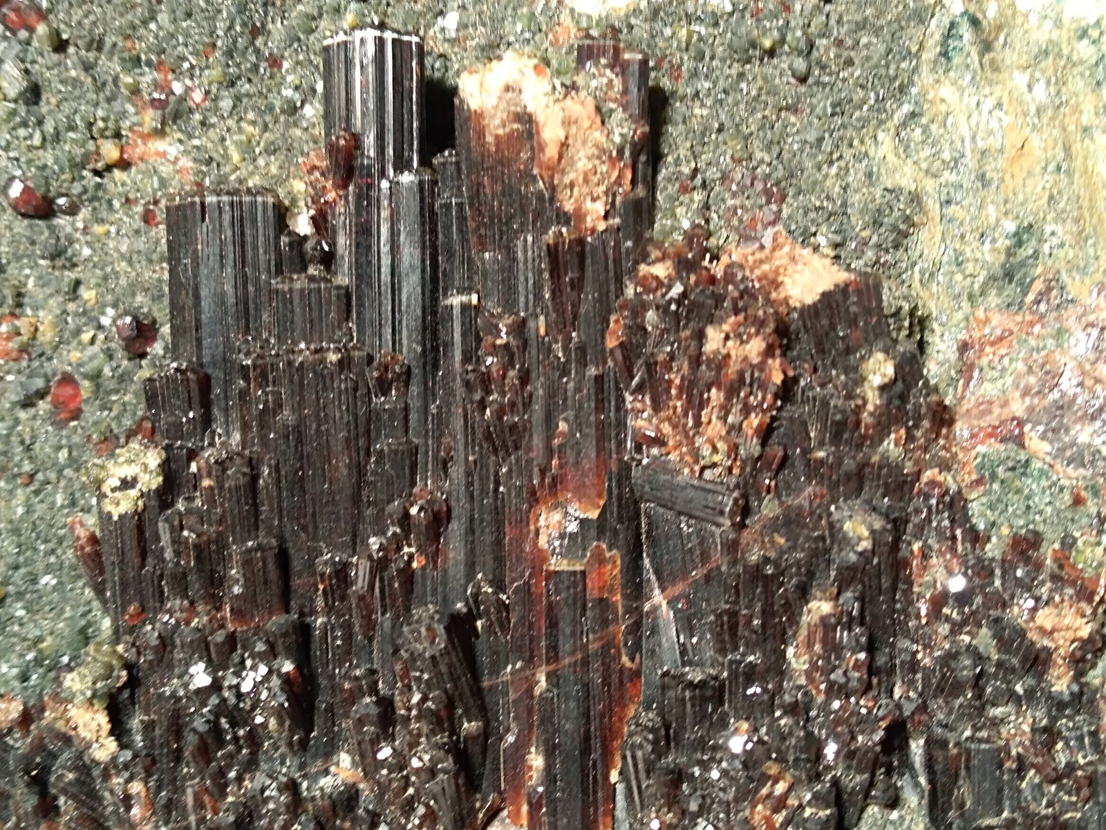 Vesuvianite, Grossular (variety hessonite), Clinochlore
210 x 135 mm
(Autor: Sante Celiberti)
