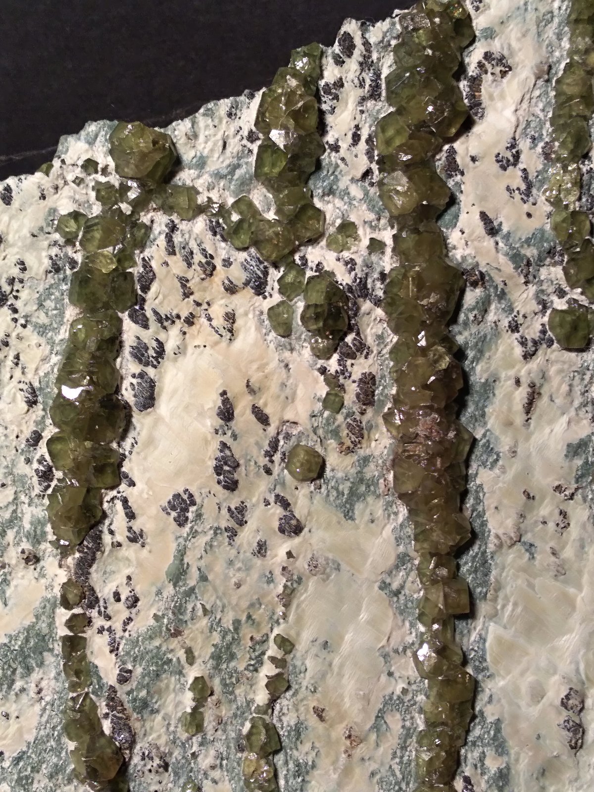 Andradite (variety demantoid), asbestos
200 x 132 mm
(Autor: Sante Celiberti)
