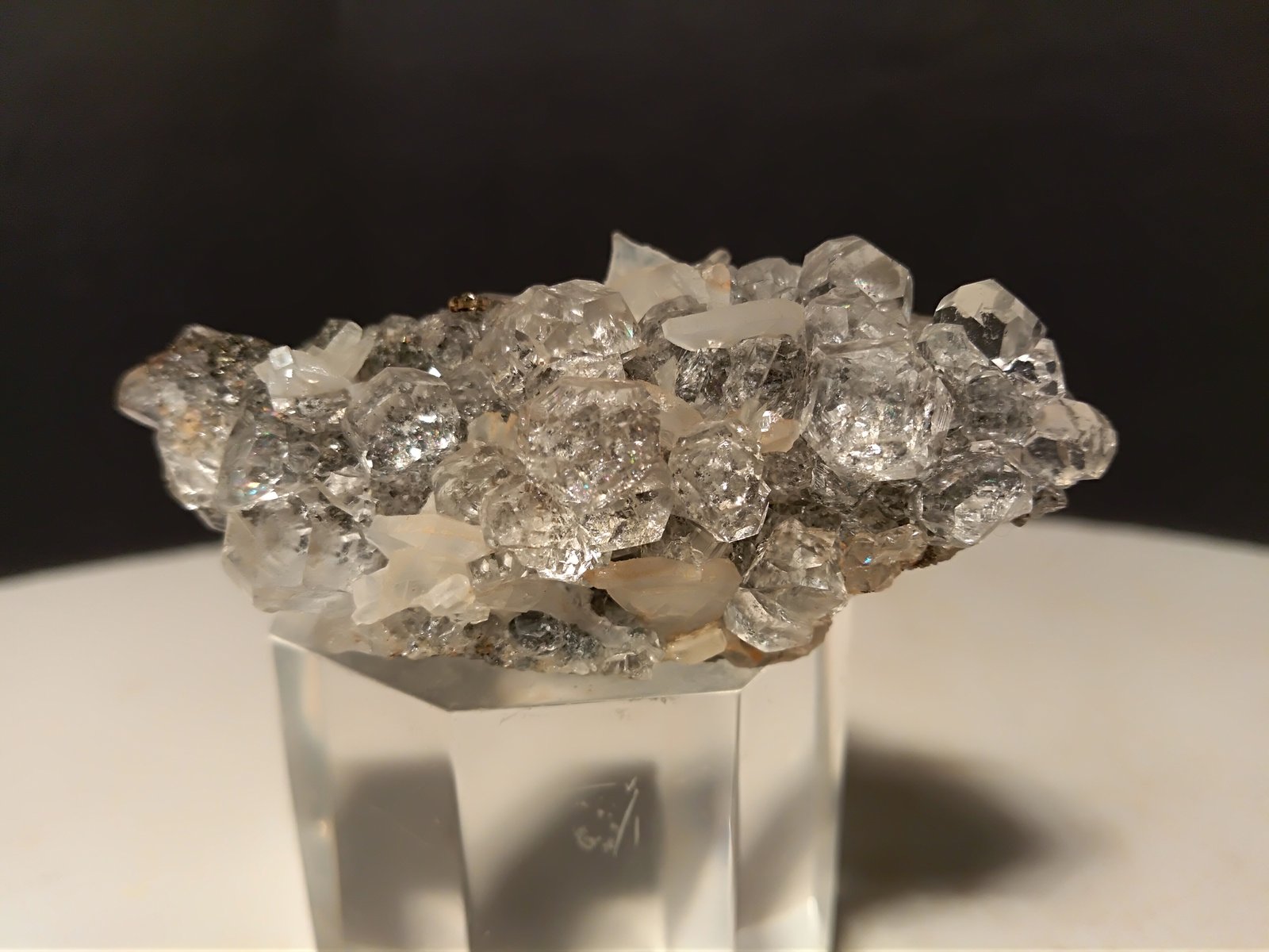 Fluorite, Anhydrite, Pyrite
57 x 30 mm
(Autor: Sante Celiberti)