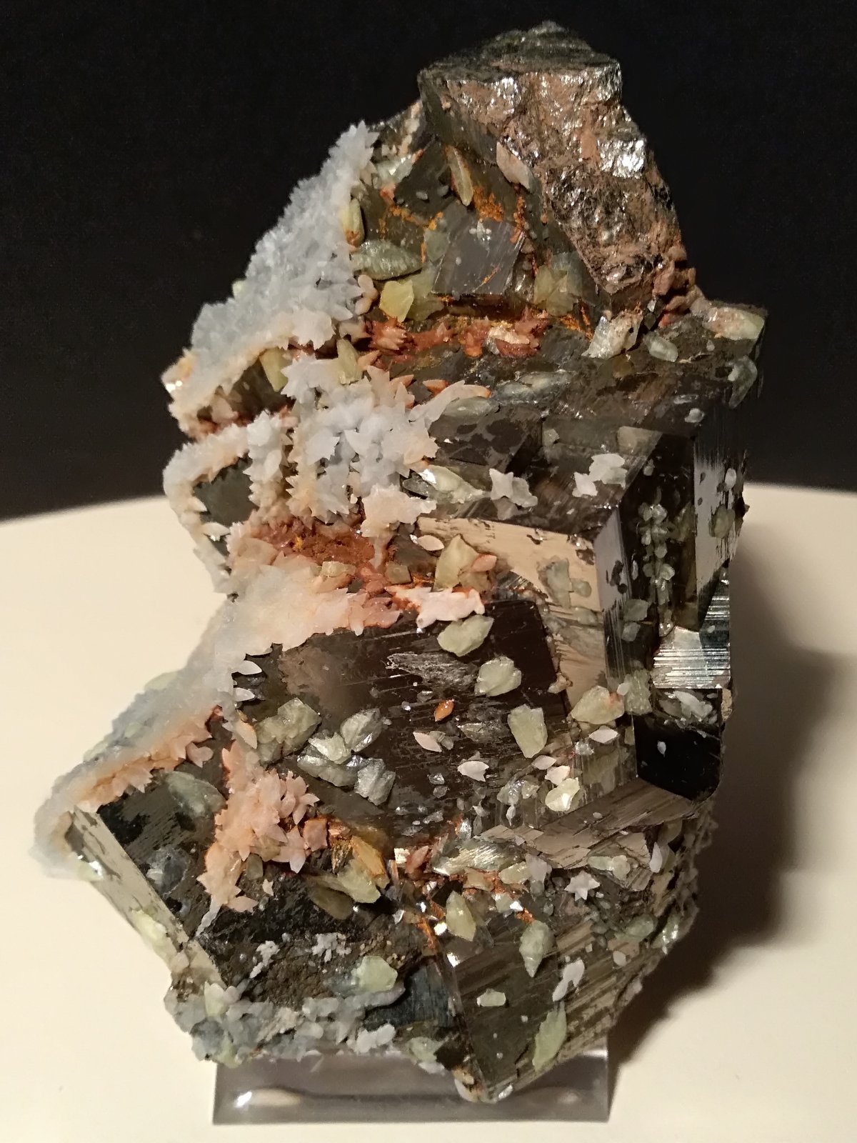 Pyrite, Sulphur, Calcite
10 x 7,5 cm
(Autor: Sante Celiberti)