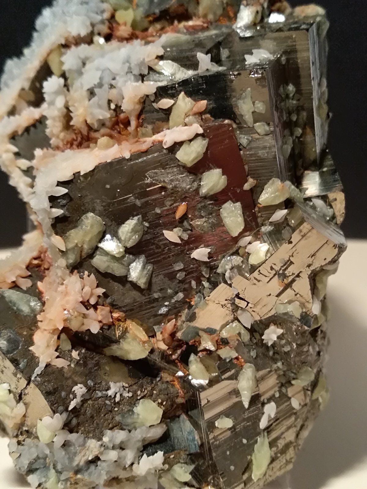 Pyrite, Sulphur, Calcite
10 x 7,5 cm
(Autor: Sante Celiberti)