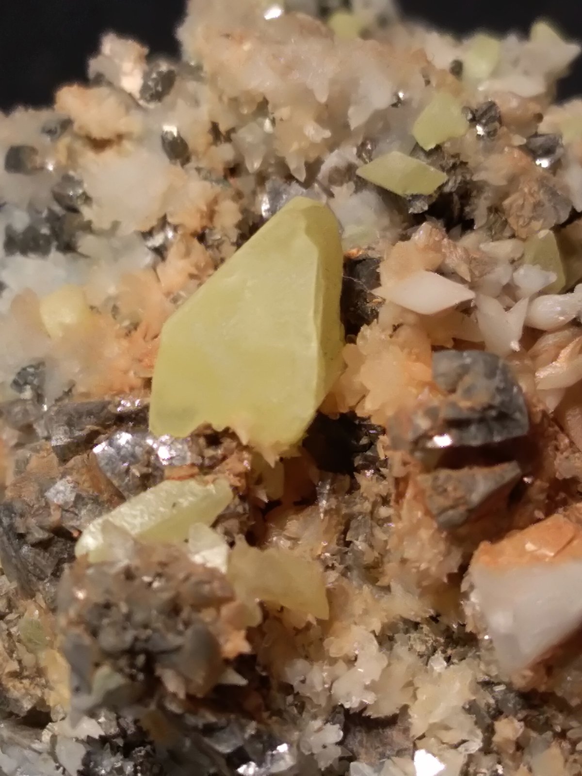 Sulphur, Pyrite, Calcite
70 x 60 mm
(Autor: Sante Celiberti)