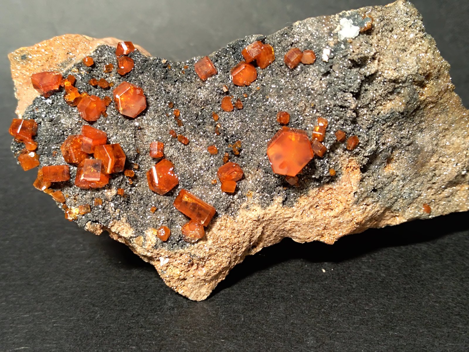 Vanadinite, Mottramite
84 x 47 mm
(Autor: Sante Celiberti)