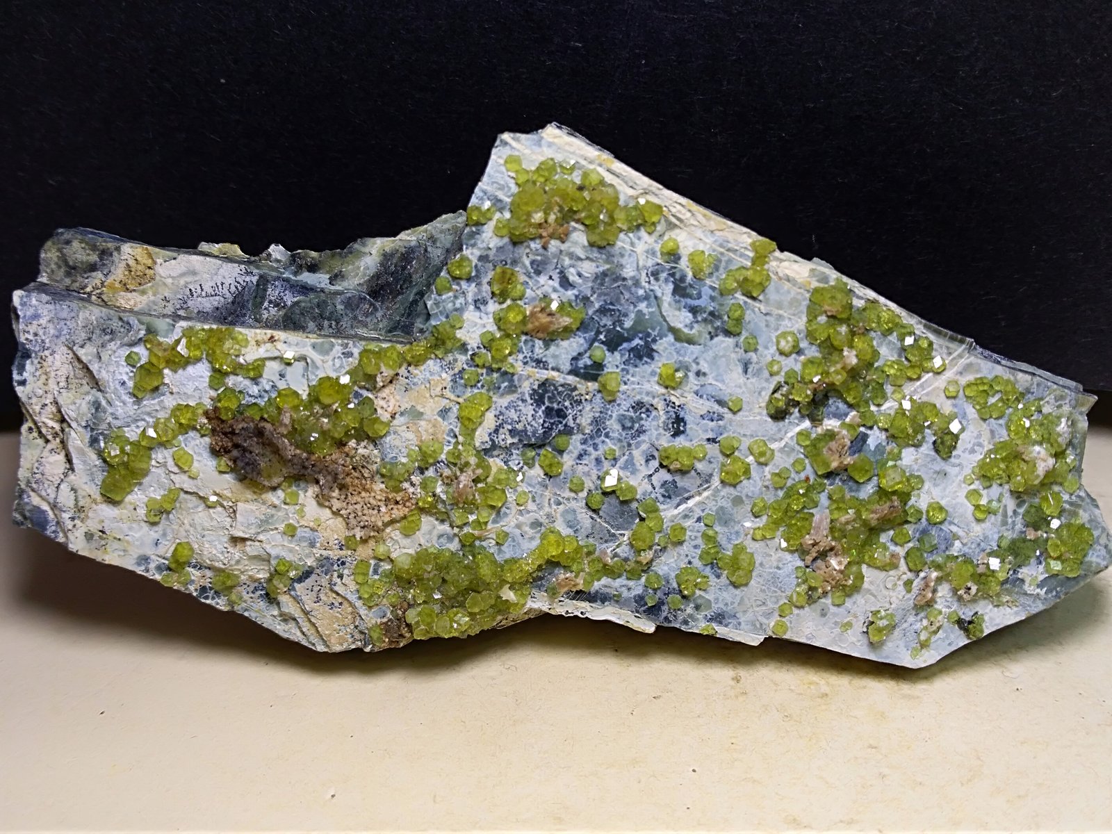 Andradite (variety topazolite)
81 x 40 mm
(Autor: Sante Celiberti)