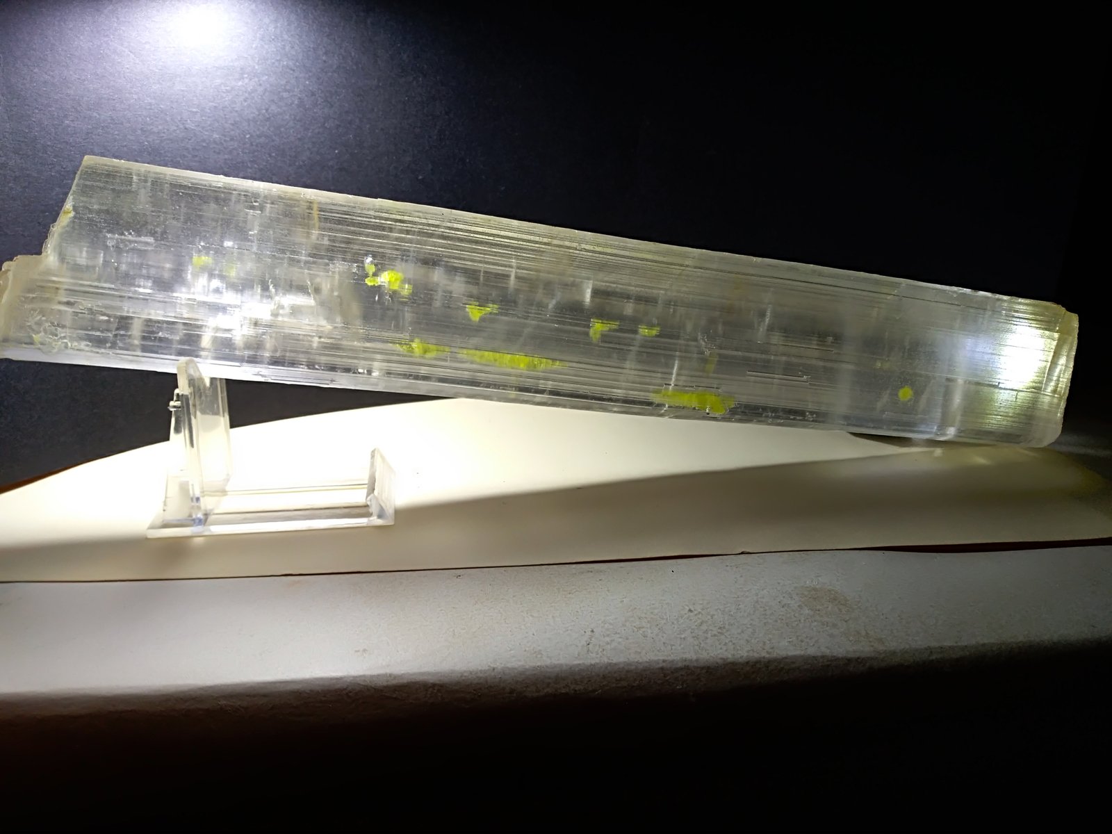 Gypsum, Sulphur
35 x 6 cm
(Autor: Sante Celiberti)