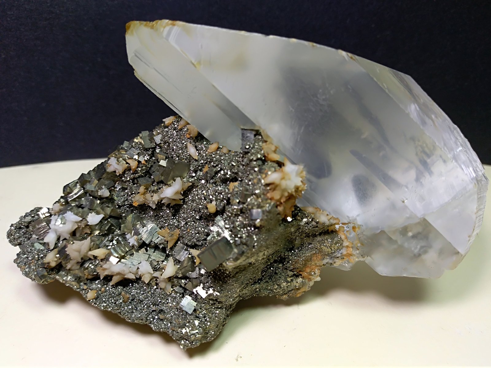 Gypsum, Pyrite, Calcite
9,5 x 6 cm
(Autor: Sante Celiberti)