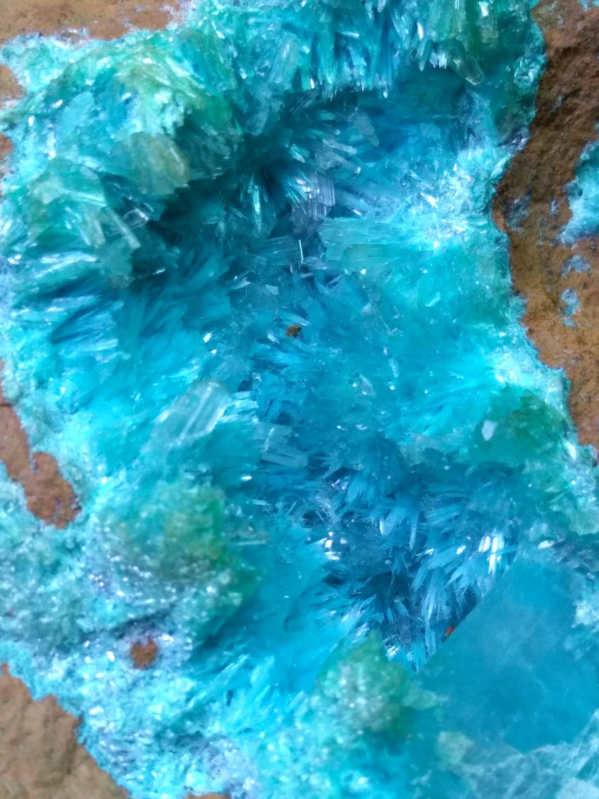 Aurichalcite, Calcite, Hemimorphite
13 x 8 cm
(Autor: Sante Celiberti)