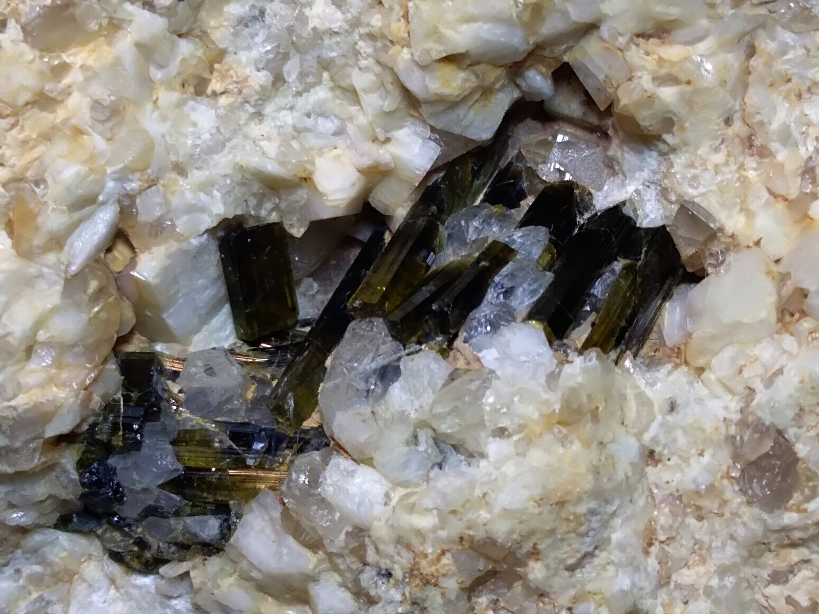 Elbaite, Quartz, Orthoclase
80 x 74 mm
(Autor: Sante Celiberti)