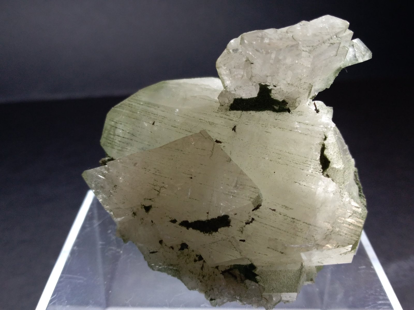 K-Feldspar (variety adularia), Rutile, Chlorite
56 x 50 mm
(Autor: Sante Celiberti)