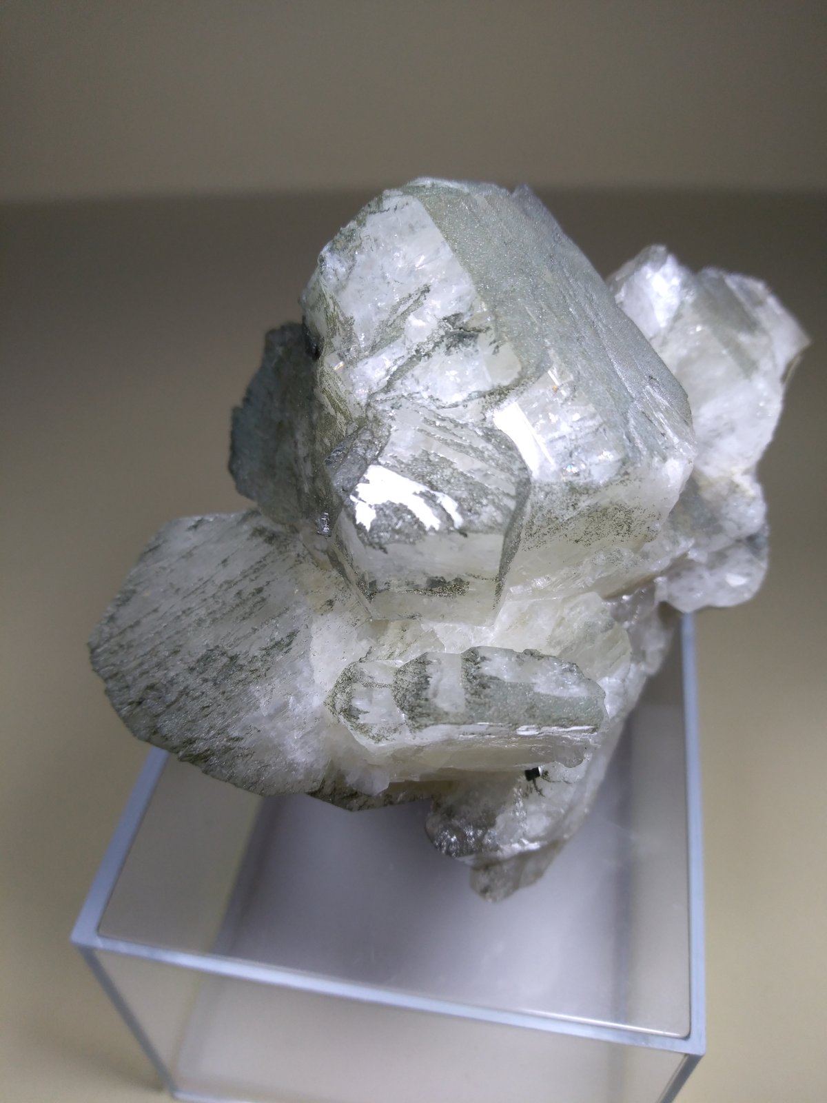 Orthoclase (variety adularia), Chlorite group
81 x 69 mm
(Autor: Sante Celiberti)