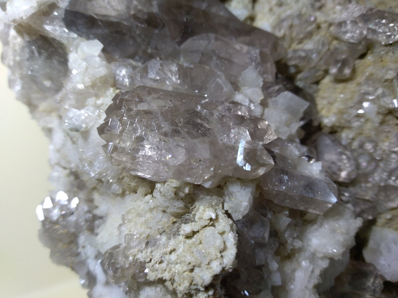 Quartz (variety smoky; variety gwindel), Orthoclase (variety adularia)
25 x 15 cm
(Autor: Sante Celiberti)