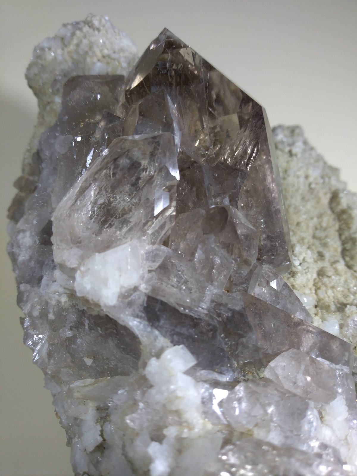 Quartz (variety smoky; variety gwindel), Orthoclase (variety adularia)
25 x 15 cm
(Autor: Sante Celiberti)