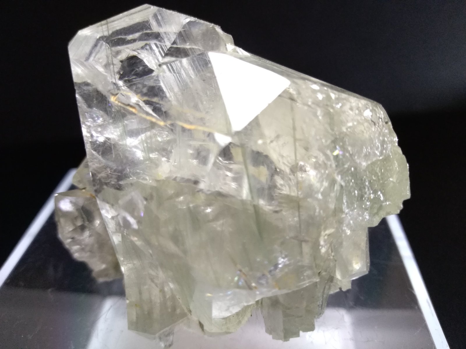 Quartz (variety gwindel), Amphibole Supergroup (variety byssolite)
52 x 44.5 mm
(Autor: Sante Celiberti)