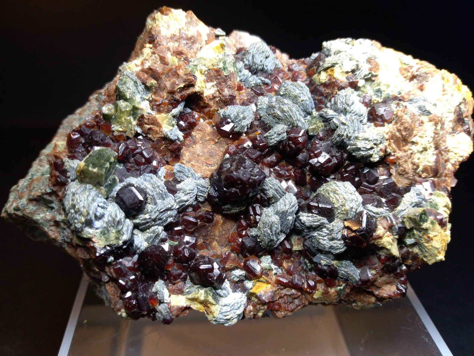Grossular (variety hessonite), Diopside, Clinochlore
10 x 6 cm
(Autor: Sante Celiberti)