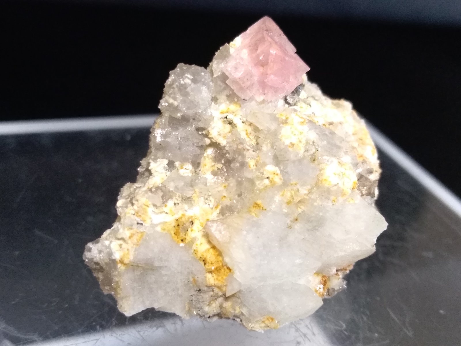 Fluorite, K Feldspar (variety adularia)
36 x 26,4 mm
(Autor: Sante Celiberti)