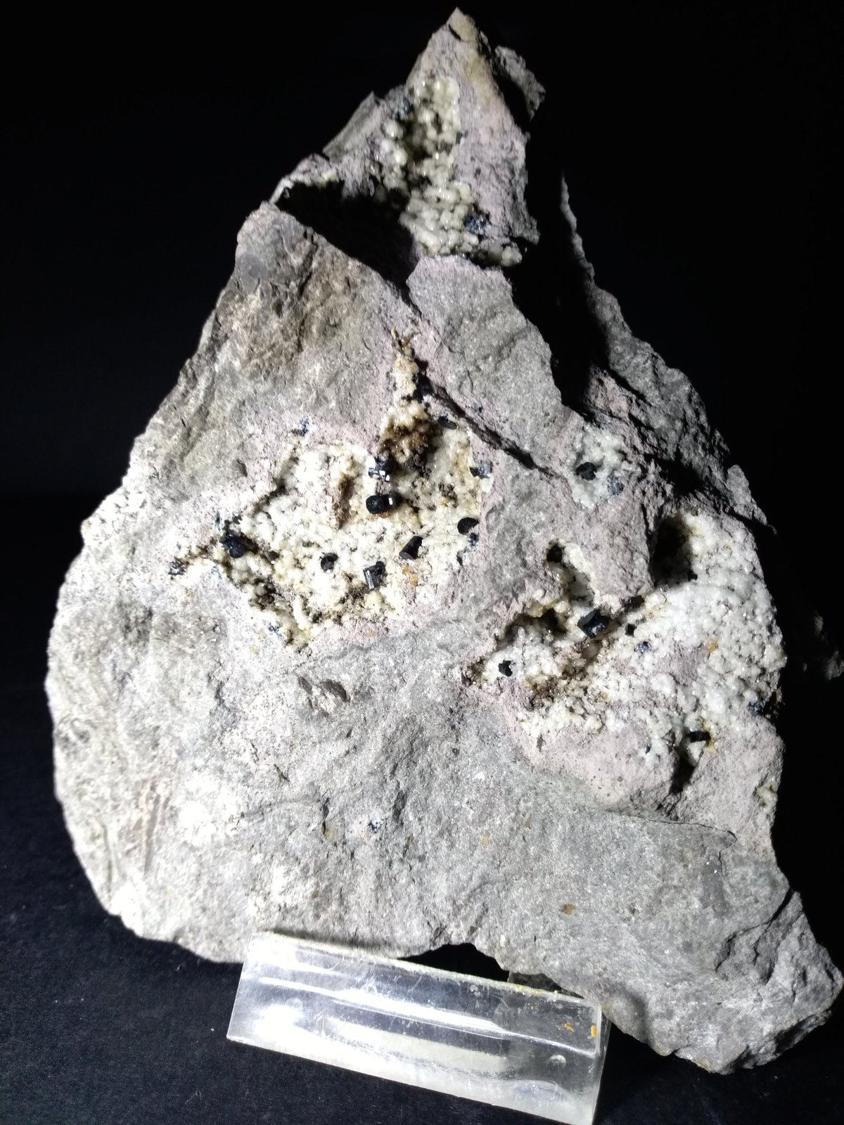 Osumilite, Tridymite
12 x 10 cm
(Autor: Sante Celiberti)