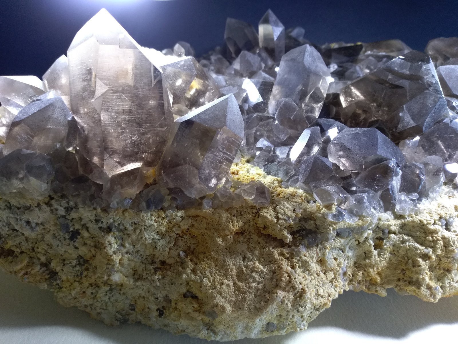 Quartz (variety smoky)
40 x 25 cm
(Autor: Sante Celiberti)