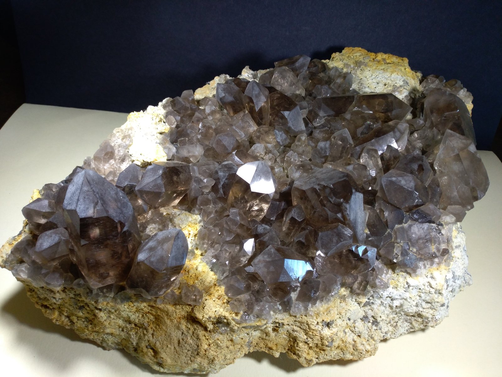 Quartz (variety smoky)
40 x 25 cm
(Autor: Sante Celiberti)