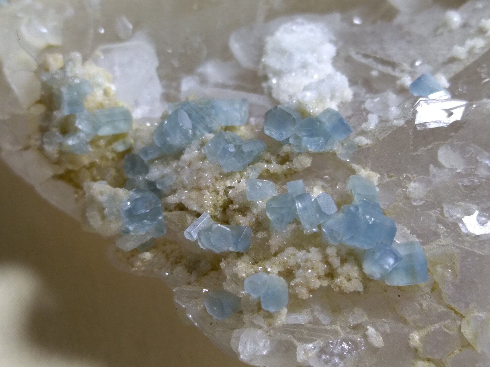 Quartz, Fluorapatite, Bertrandite, Muscovite
14 x 10,5 cm
(Autor: Sante Celiberti)