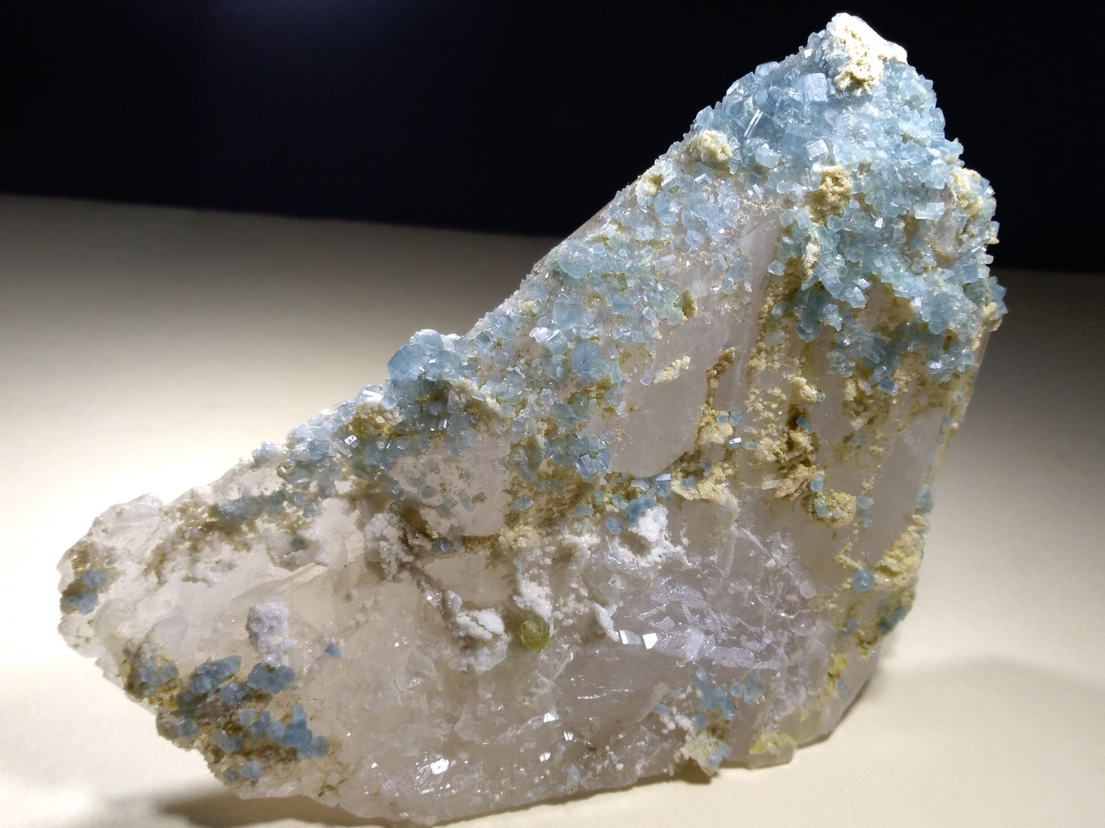 Quartz, Fluorapatite, Bertrandite, Muscovite
14 x 10,5 cm
(Autor: Sante Celiberti)
