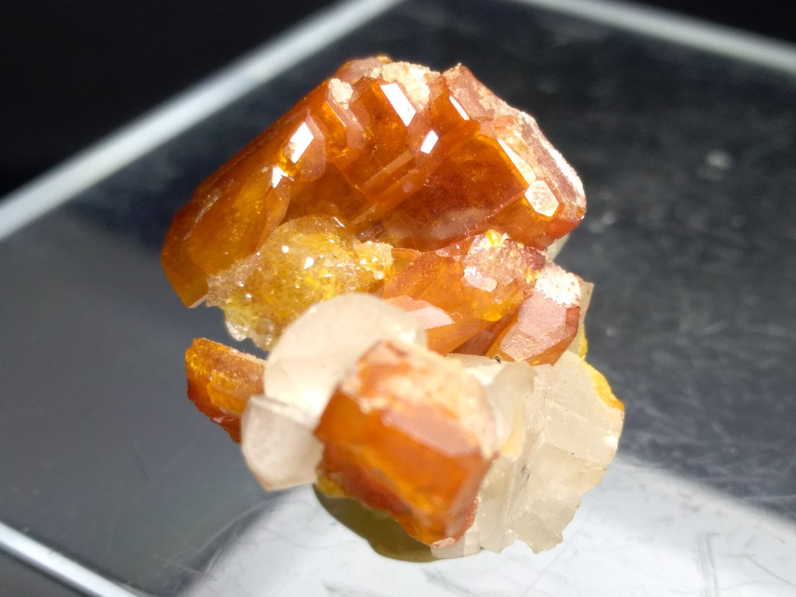 Vanadinite, Mimetite, Calcite
35 x 21 mm
(Autor: Sante Celiberti)