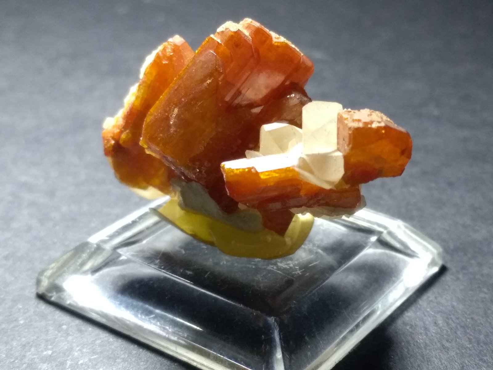Vanadinite, Mimetite, Calcite
35 x 21 mm
(Autor: Sante Celiberti)