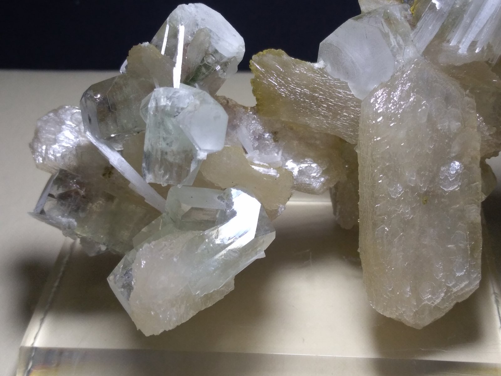 Fluorapophyllite-(K), Stilbite-Ca, Scolecite
12 x 8 cm
(Autor: Sante Celiberti)