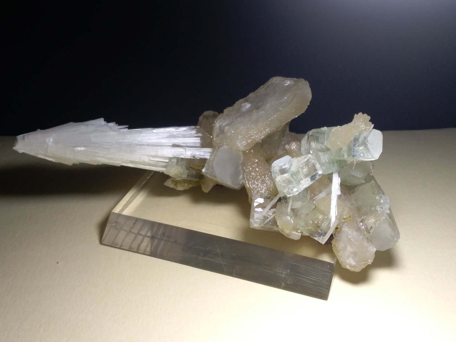 Fluorapophyllite-(K), Stilbite-Ca, Scolecite
12 x 8 cm
(Autor: Sante Celiberti)