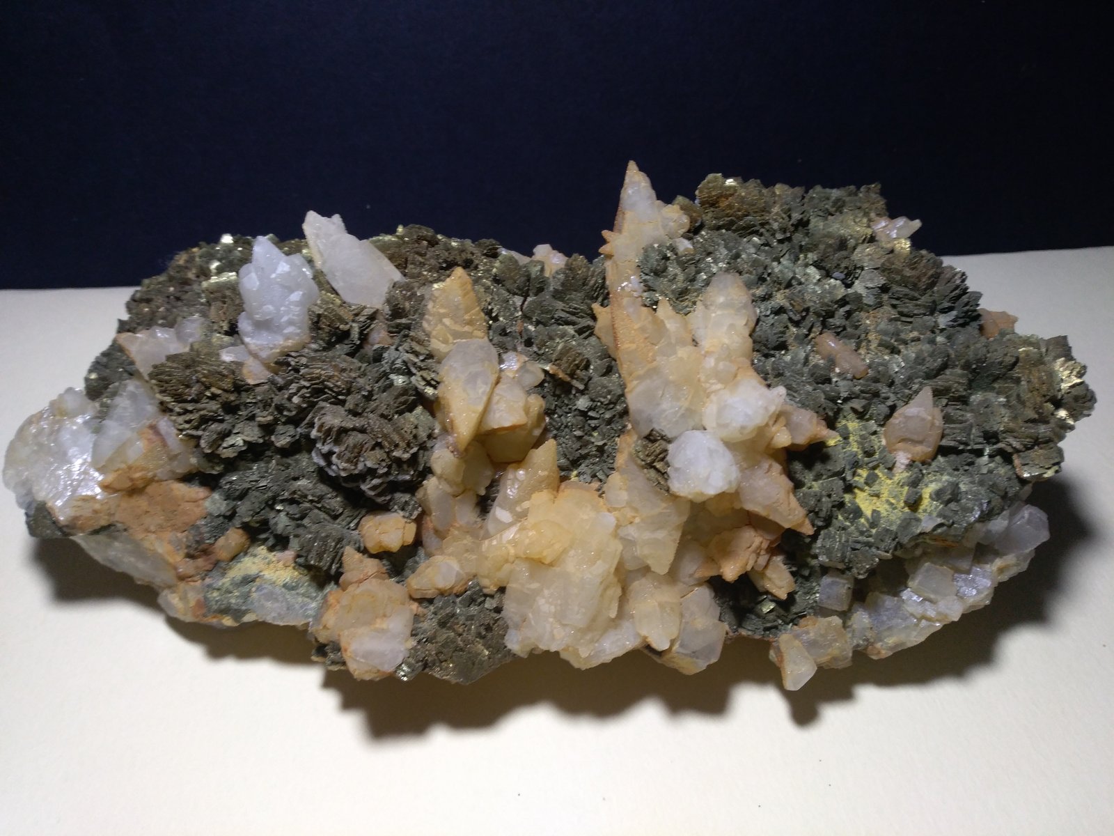 Fluorite, Marcasite, Calcite.
19 x 11 cm
(Autor: Sante Celiberti)