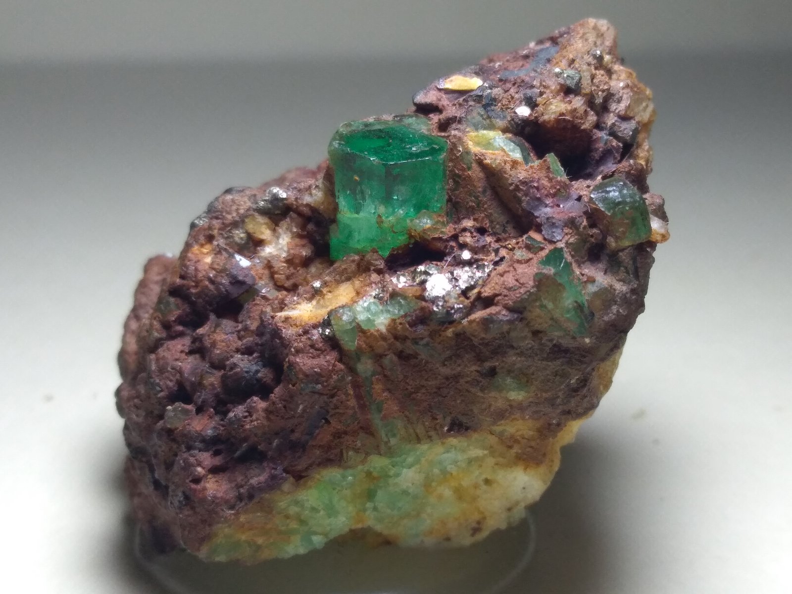 Beryl (variety emerald), Pyrite
42 x 27 mm
(Autor: Sante Celiberti)