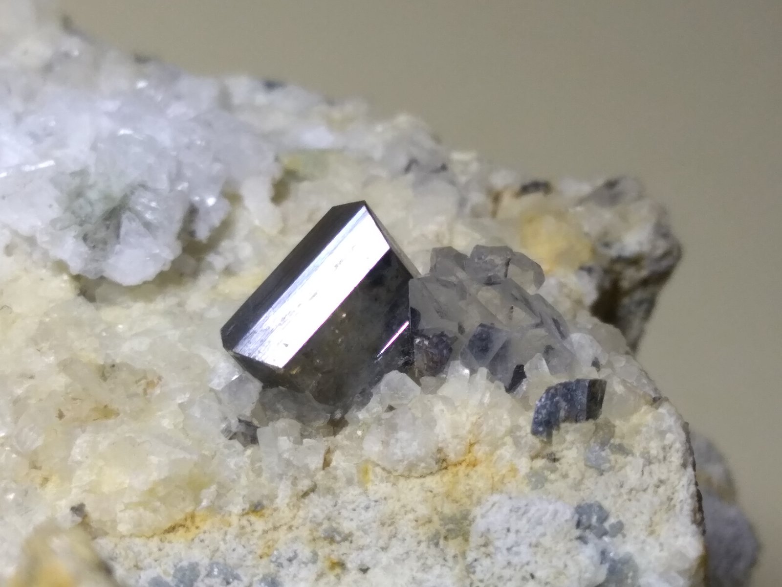 Anatase, Albite, Quartz
(Autor: Sante Celiberti)