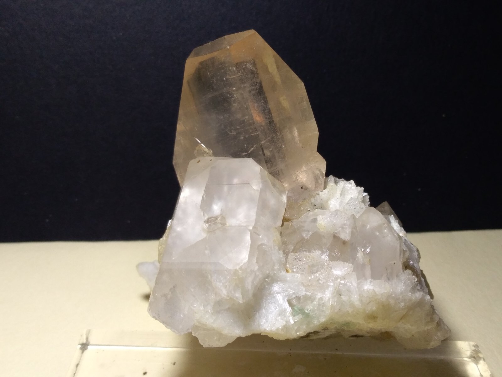 Topaz, Quartz, Microcline, Albite
64 x 60 mm
(Autor: Sante Celiberti)