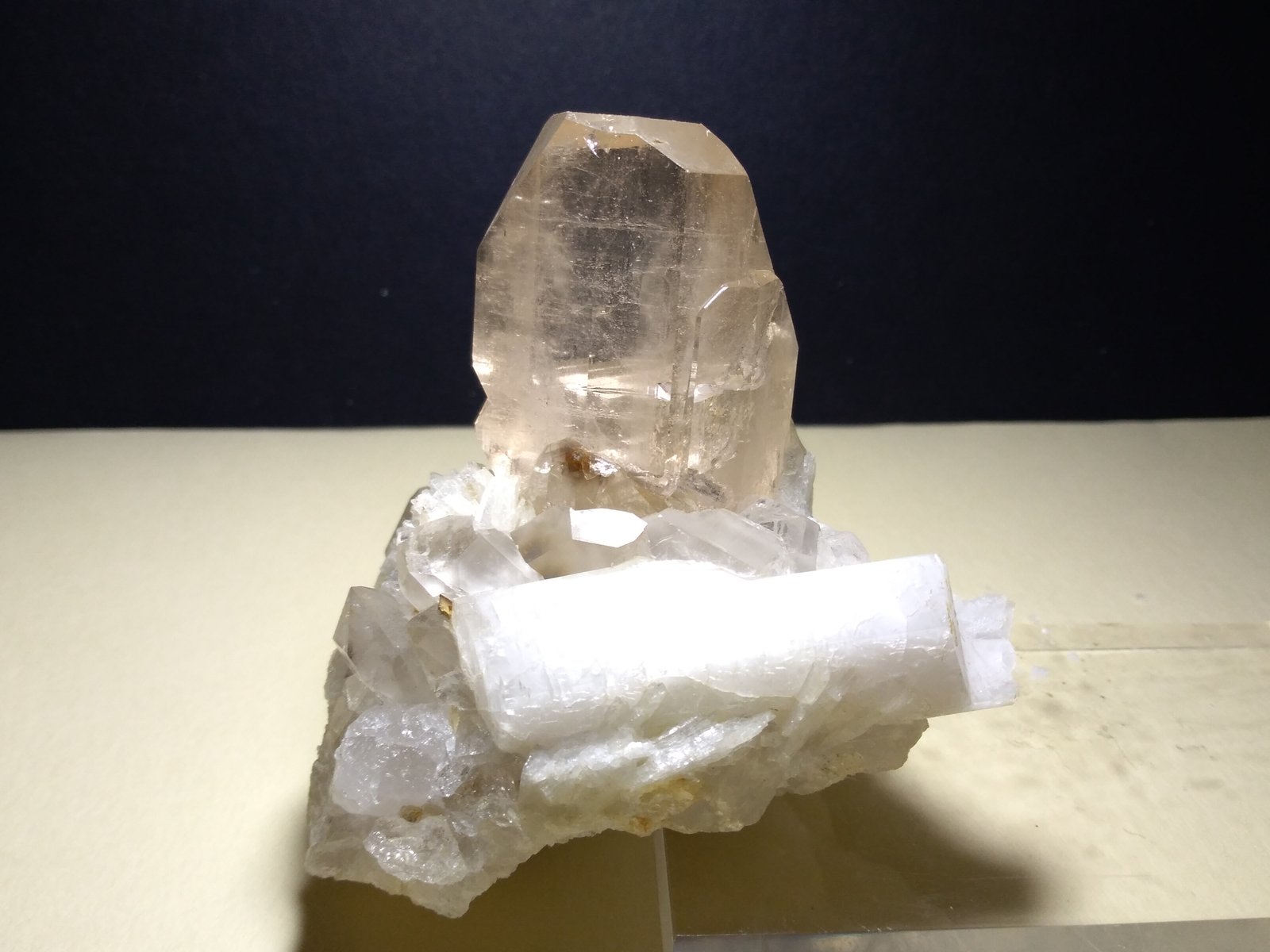 Topaz, Quartz, Microcline, Albite
64 x 60 mm
(Autor: Sante Celiberti)