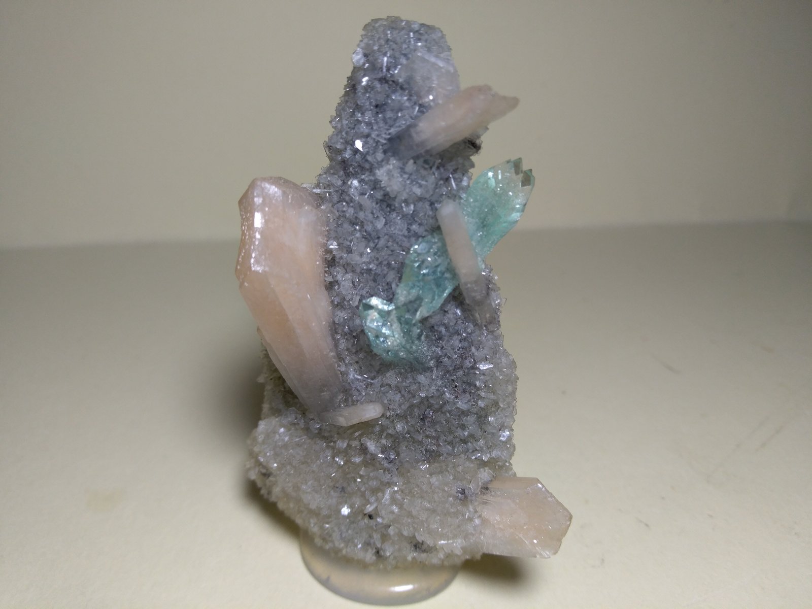 Fluorapophyllite-(K), Stlbite-Ca
70 x 45 mm
(Autor: Sante Celiberti)