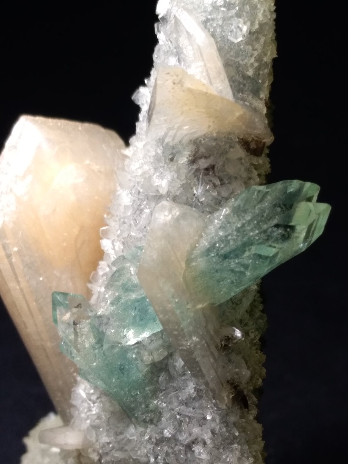 Fluorapophyllite-(K), Stilbite-Ca
70 x 45 mm
(Autor: Sante Celiberti)
