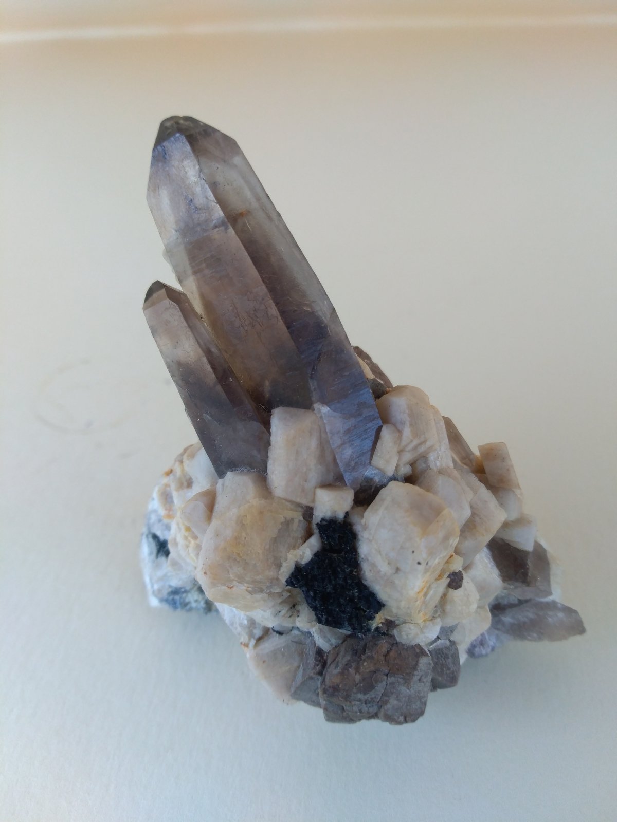 Arfvedsonite, Zircon, Quartz (variety smoky), Microcline
71 x 57 mm
(Autor: Sante Celiberti)