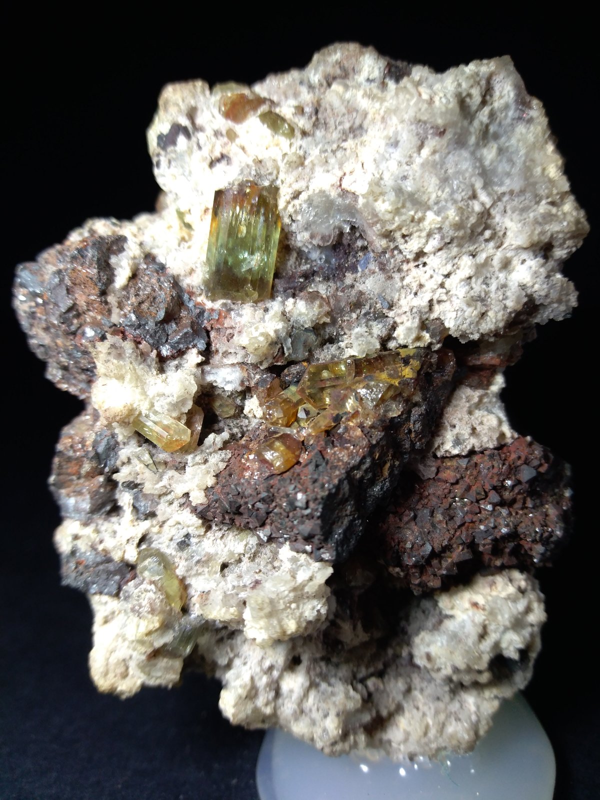 Fluorapatite, Hematite after Magnetite (variety martite)
69 x 51 mm
(Autor: Sante Celiberti)