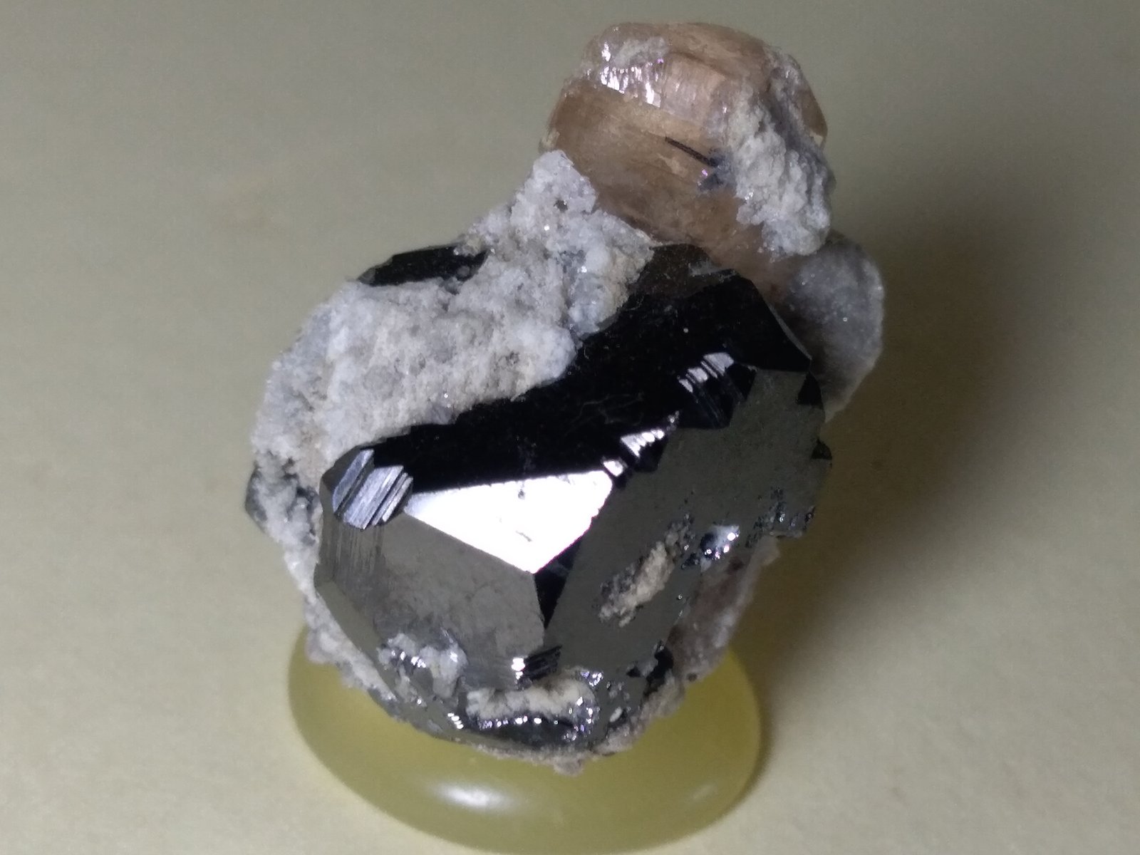 Bixbyite, Topaz, Pseudobrookite
25 x 22 mm
(Autor: Sante Celiberti)