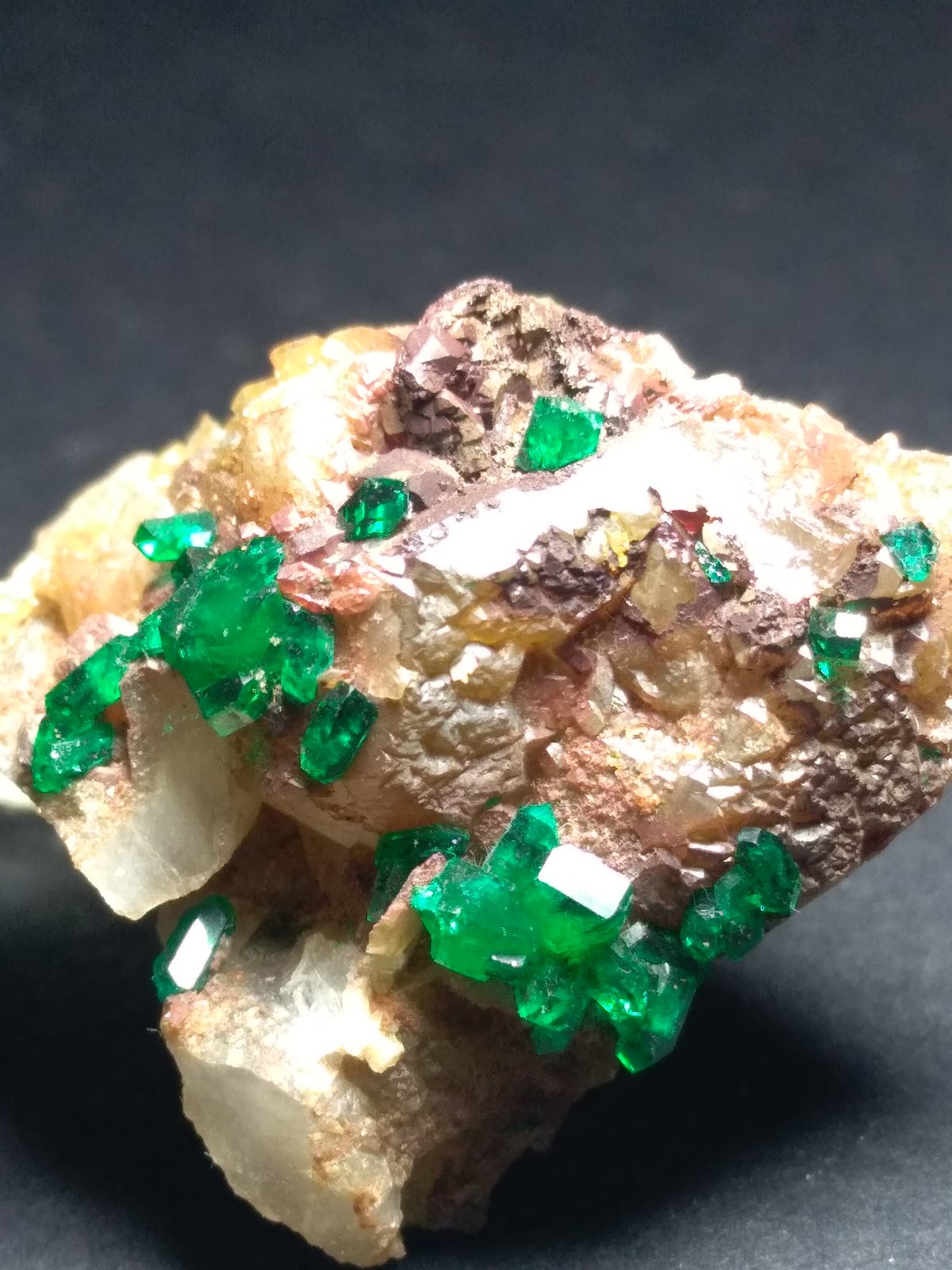 Dioptase
32 x 24 mm
(Autor: Sante Celiberti)