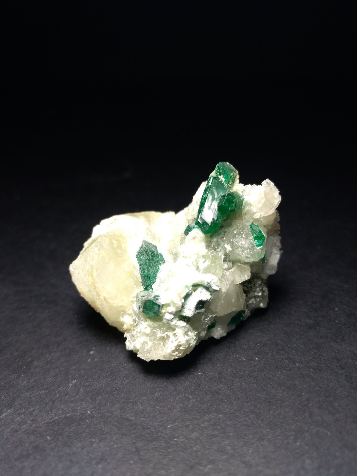 Dioptase
33 x 27 mm
(Autor: Sante Celiberti)