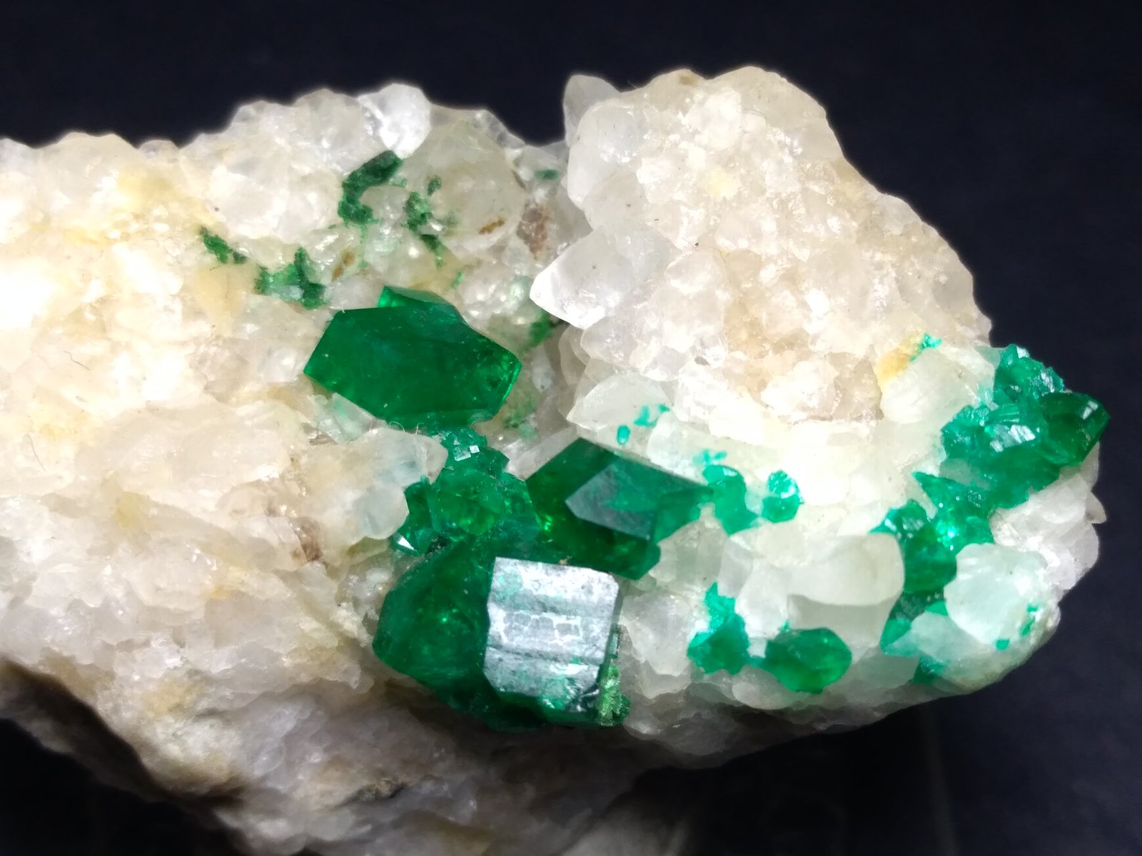 Dioptase
31 x 20 mm
(Autor: Sante Celiberti)