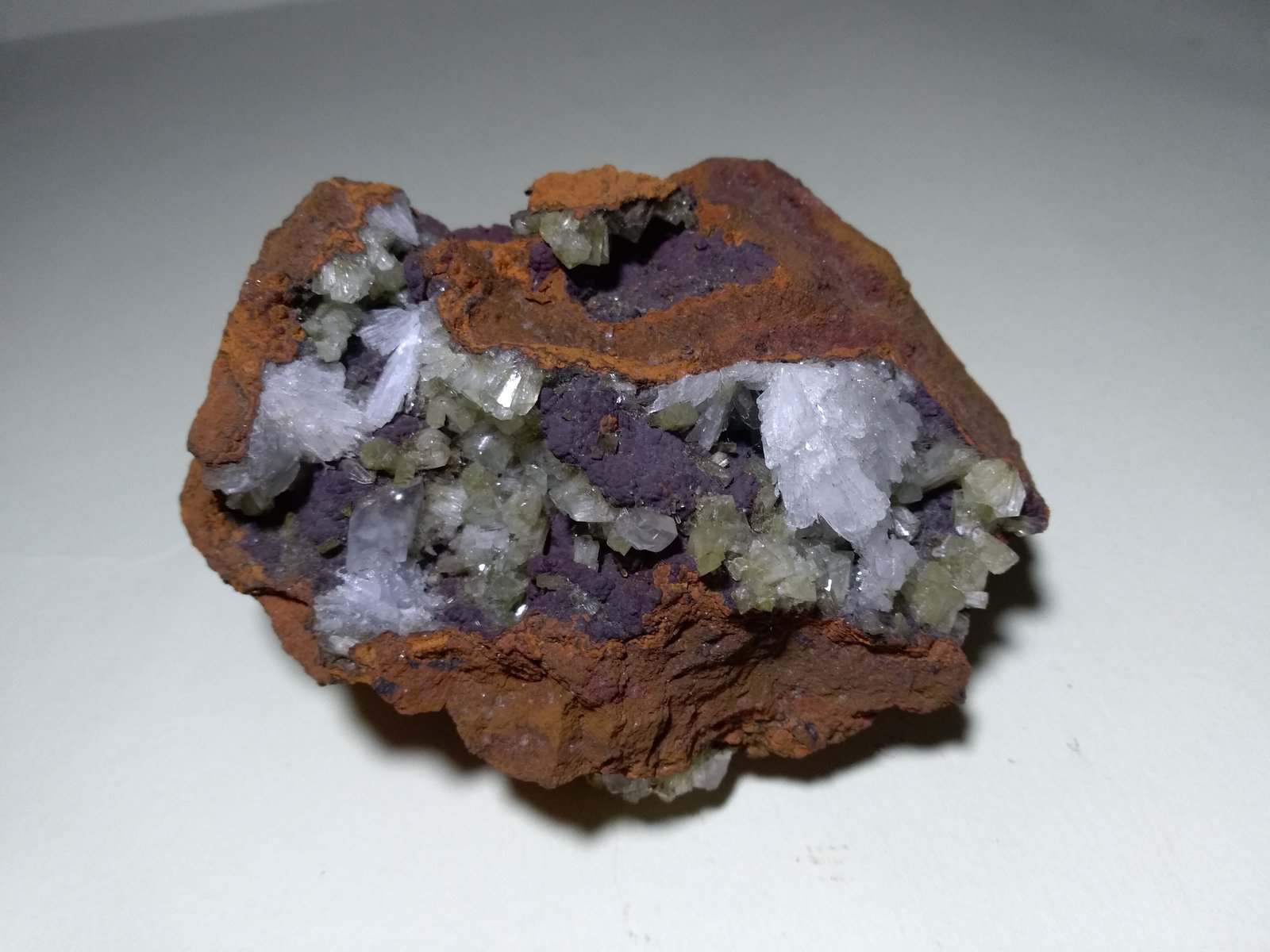 Adamite, Hemimorphite, Calcite
91 x 76 mm
(Autor: Sante Celiberti)