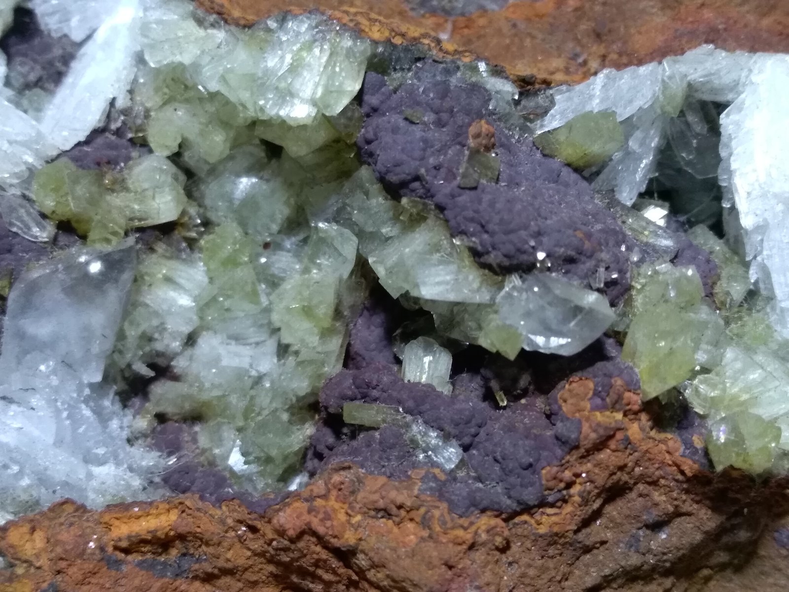 Adamite, Hemimorphite, Calcite
91 x 76 mm
(Autor: Sante Celiberti)