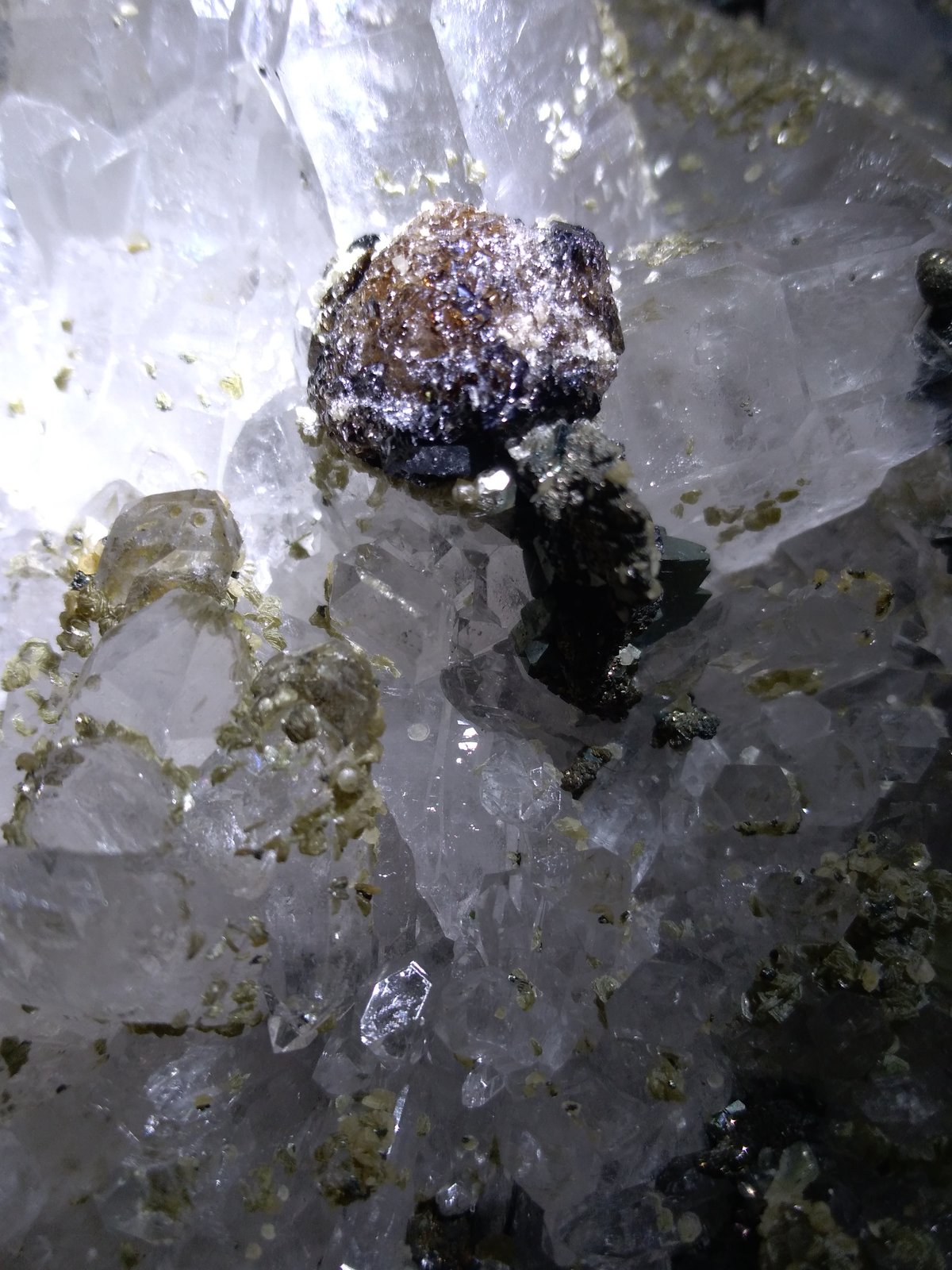 Quartz, Fluorapatite, Cassiterite, Marcasite, Arsenopyrite, Pyrite, Muscovite, Siderite
13,5 x 10 cm
(Autor: Sante Celiberti)