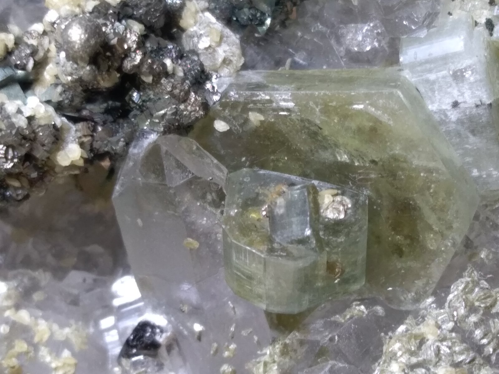 Quartz, Fluorapatite, Cassiterite, Marcasite, Pyrite, Muscovite, Siderite
13,5 x 10 cm
(Autor: Sante Celiberti)