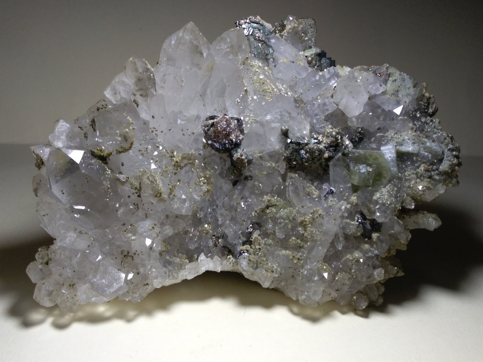 Quartz, Fluorapatite, Cassiterite, Marcasite, Pyrite, Muscovite, Siderite
13,5 x 10 cm
(Autor: Sante Celiberti)