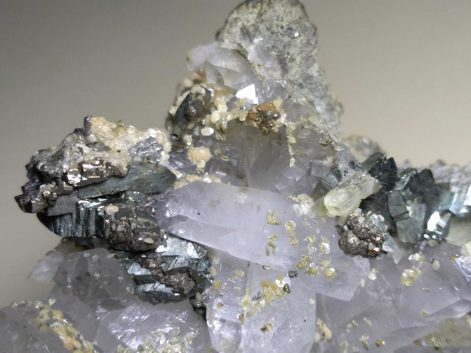 Quartz, Fluorapatite, Cassiterite, Marcasite, Pyrite, Muscovite, Siderite
13,5 x 10 cm
(Autor: Sante Celiberti)