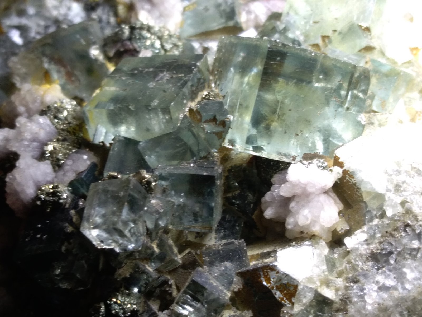 Fluorite, Pyrite, Calcite
10,5 x 6,5 cm
(Autor: Sante Celiberti)